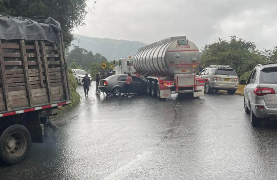 Accidente de tránsito en Sabinas entre una mula y un vehículo particular. Accidente de tránsito en Sabinas entre una mula y un vehículo particular.