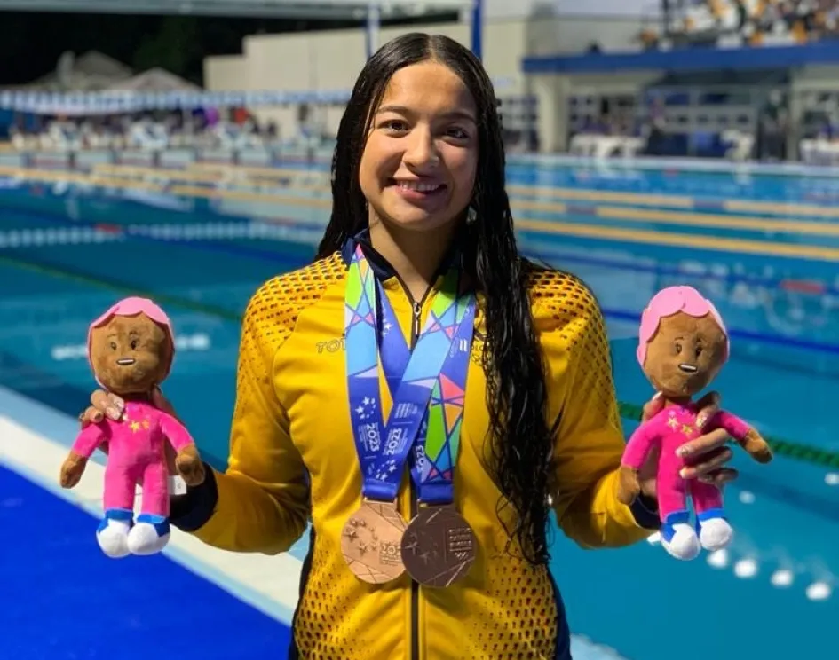 Stefanía Gómez con las dos medallas del día en la natación de los Juegos Centroamericanos y del Caribe en El Salvador: 50 metros pecho y 200 combinado. Stefanía Gómez con las dos medallas del día en la natación de los Juegos Centroamericanos y del Caribe en El Salvador: 50 metros pecho y 200 combinado.