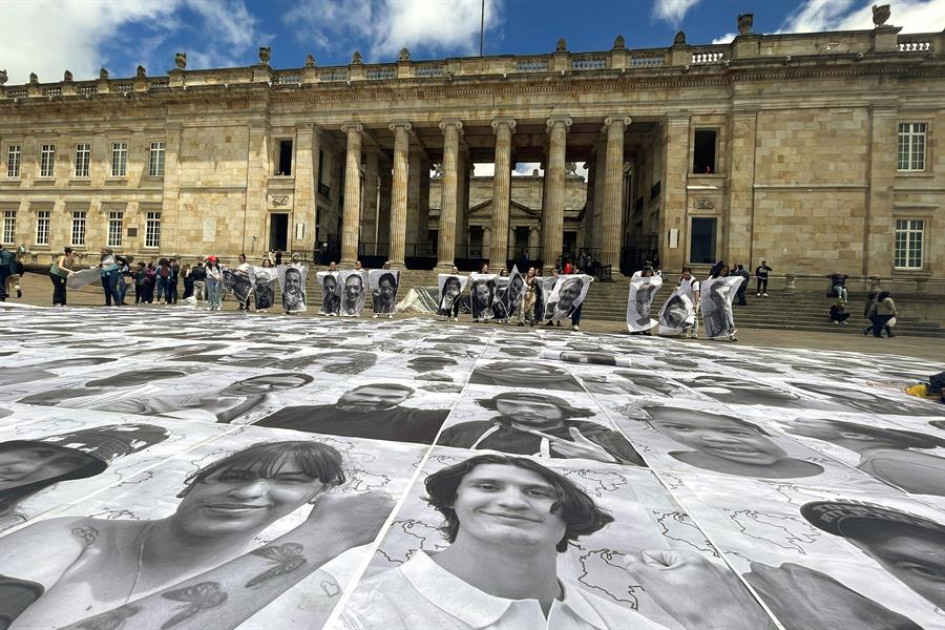 Ciudadanos y activistas participaron este miércoles de una intervención que mostraba 400 rostros de comunidad migrante, refugiada, retornada y receptora, con motivo del Día Mundial del Refugiado, en la Plaza de Bolívar de Bogotá. Ciudadanos y activistas participaron este miércoles de una intervención que mostraba 400 rostros de comunidad migrante, refugiada, retornada y receptora, con motivo del Día Mundial del Refugiado, en la Plaza de Bolívar de Bogotá.