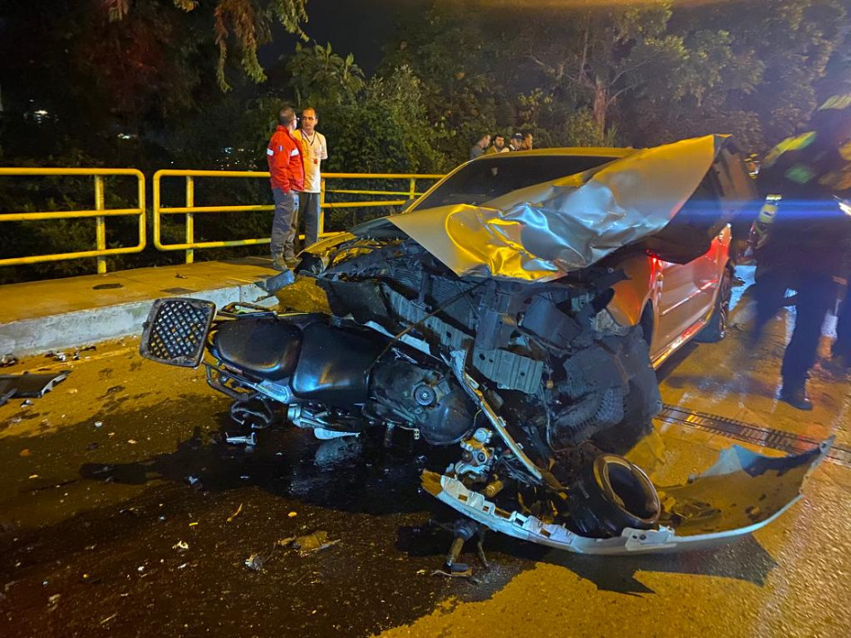 La motocicleta quedó prácticamente incrustada en el vehículo que la chocó, el miércoles cerca de la entrada a Villamaría. El occiso quedó a pocos metros. La motocicleta quedó prácticamente incrustada en el vehículo que la chocó, el miércoles cerca de la entrada a Villamaría. El occiso quedó a pocos metros.