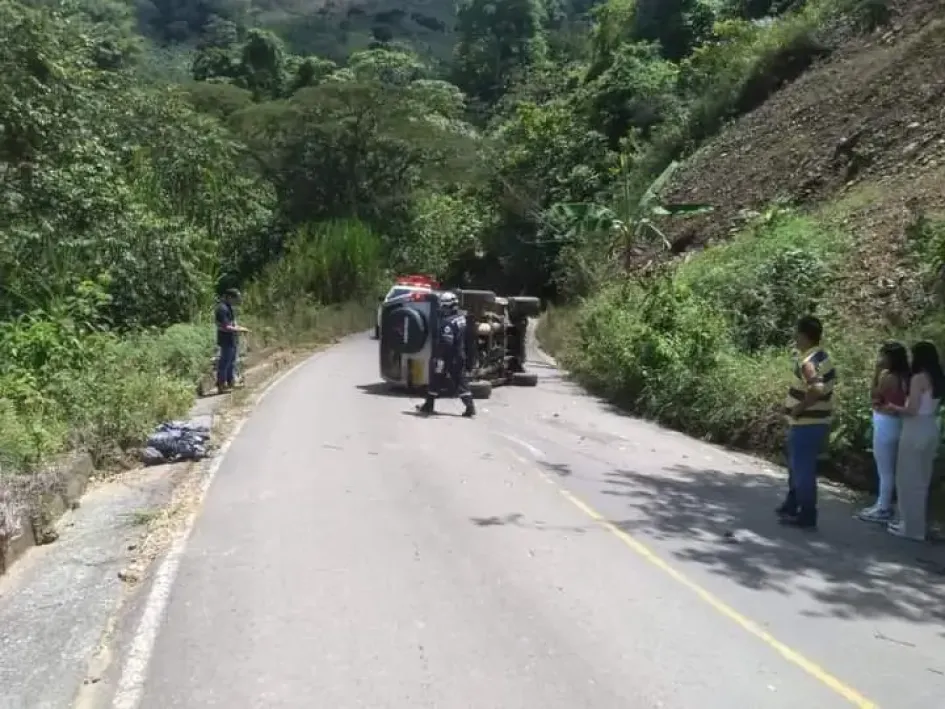 Dos lesionados en volcamiento de campero en San José (Caldas) Dos lesionados en volcamiento de campero en San José (Caldas)