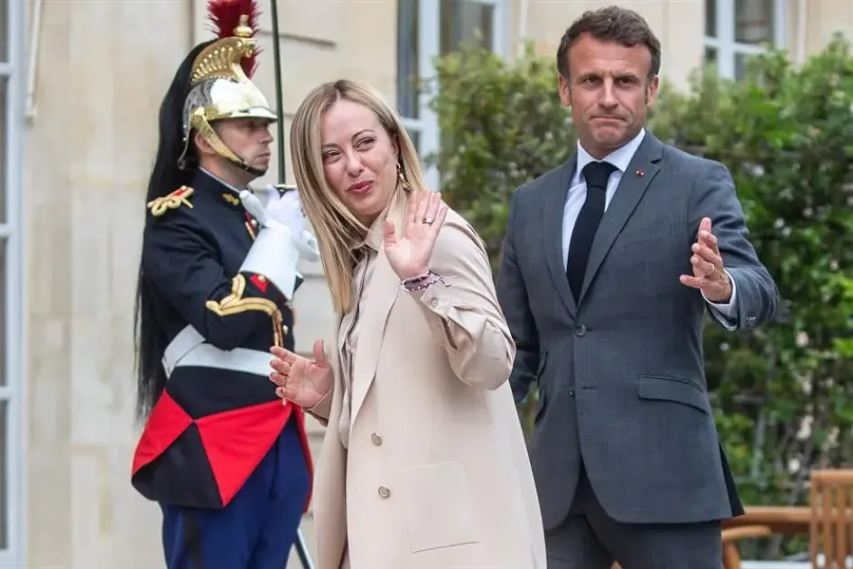 El presidente francés Emmanuel Macron da la bienvenida a la primera ministra italiana Giorgia Meloni en el Palacio de El Elíseo en París. El presidente francés Emmanuel Macron da la bienvenida a la primera ministra italiana Giorgia Meloni en el Palacio de El Elíseo en París.