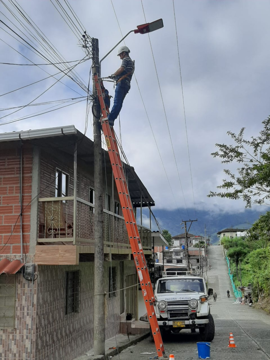 Después de tres meses de espera, la calle 3N con carrera 4 del barrio Lucila Duque de Pácora se iluminó de nuevo. La Alcaldía del municipio atendió la queja de la comunidad y arregló el daño del alumbrado público. Después de tres meses de espera, la calle 3N con carrera 4 del barrio Lucila Duque de Pácora se iluminó de nuevo. La Alcaldía del municipio atendió la queja de la comunidad y arregló el daño del alumbrado público.