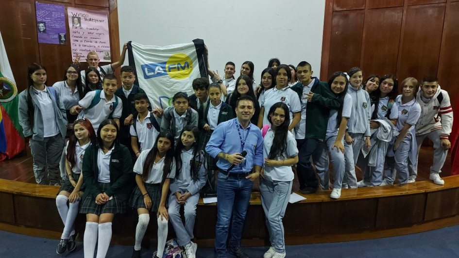 El semillero de comunicaciones de Bosques del Norte en su taller de radio. El semillero de comunicaciones de Bosques del Norte en su taller de radio.
