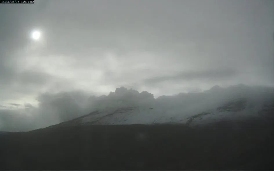 El volcán Nevado del Ruiz este martes desde el cráter La Olleta. El volcán Nevado del Ruiz este martes desde el cráter La Olleta.
