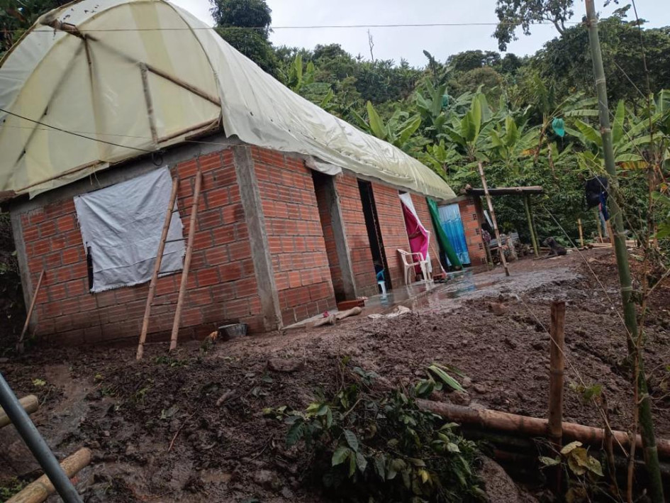 En la vereda El Cerro de Anserma (Caldas) las lluvias han generado dos deslizamientos, en menos de un año, en la casa de Guirlesa Osorio y su esposo. Le indicaron desalojar, pero los afectados aseguran no tener a dónde ir. En la vereda El Cerro de Anserma (Caldas) las lluvias han generado dos deslizamientos, en menos de un año, en la casa de Guirlesa Osorio y su esposo. Le indicaron desalojar, pero los afectados aseguran no tener a dónde ir.