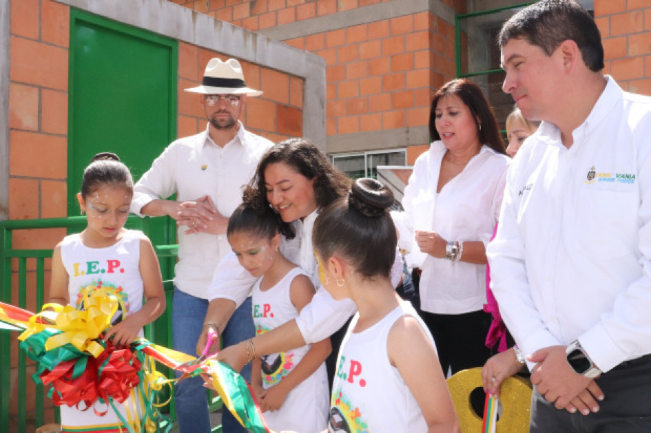 Un desfile fue el acto principal de la inauguración de la nueve sede de la Institución Educativa Estanislao Luis de Pensilvania. Un desfile fue el acto principal de la inauguración de la nueve sede de la Institución Educativa Estanislao Luis de Pensilvania.