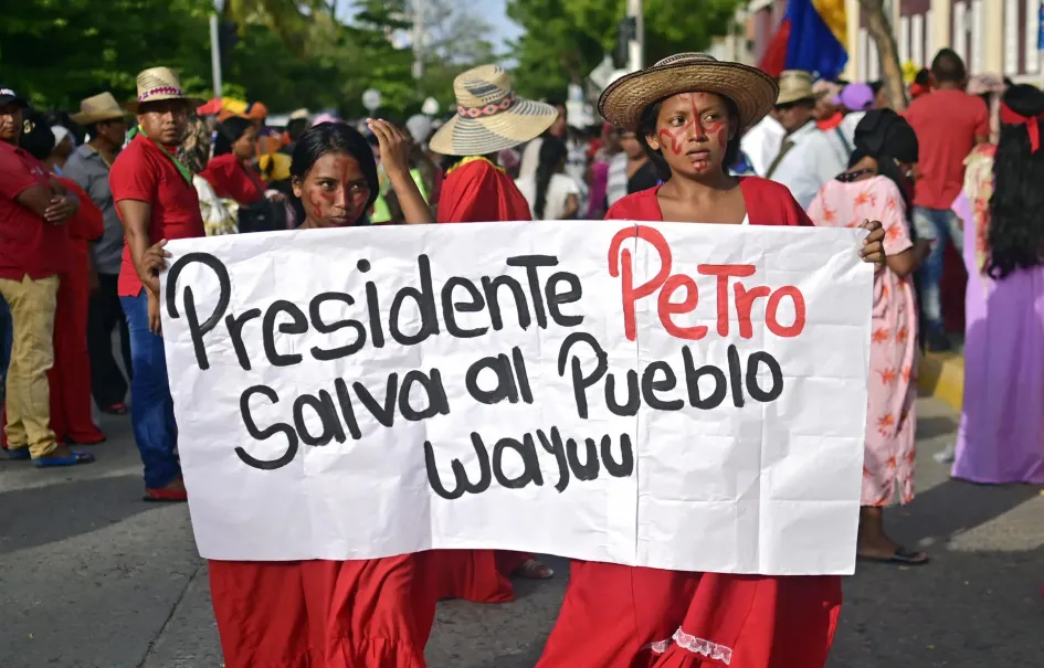 Indígenas wayuu se manifiestan este lunes en respaldo al Gobierno de Gustavo Petro y a su decisión de trasladar su gabinete a La Guajira para abordar la crisis humanitaria del departamento, en Riohacha. Indígenas wayuu se manifiestan este lunes en respaldo al Gobierno de Gustavo Petro y a su decisión de trasladar su gabinete a La Guajira para abordar la crisis humanitaria del departamento, en Riohacha.