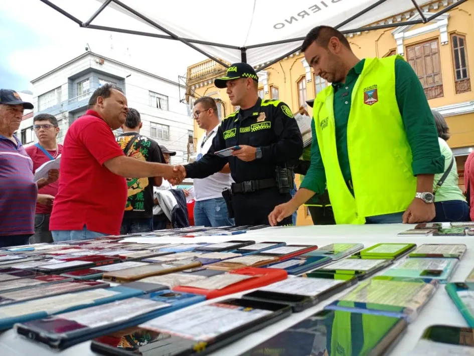 El jueves, la Policía, en coordinación con la Secretaría de Gobierno de Manizales, entregó 48 equipos móviles a sus propietarios, mediante acta. Las personas debían sustentar que realmente eran los dueños, presentando la factura de compra. El jueves, la Policía, en coordinación con la Secretaría de Gobierno de Manizales, entregó 48 equipos móviles a sus propietarios, mediante acta. Las personas debían sustentar que realmente eran los dueños, presentando la factura de compra.
