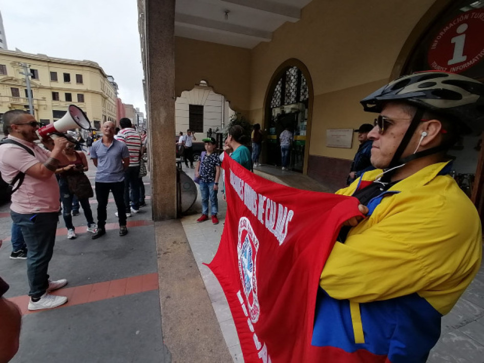 El sindicato de maestros Educal efectuó ayer un plantón, con unos 25 asistentes, en la Plaza de Bolívar de Manizales para exigir el pago del retroactivo de lo que va del 2023, correspondiente al aumento salarial del 2023. El sindicato de maestros Educal efectuó ayer un plantón, con unos 25 asistentes, en la Plaza de Bolívar de Manizales para exigir el pago del retroactivo de lo que va del 2023, correspondiente al aumento salarial del 2023.