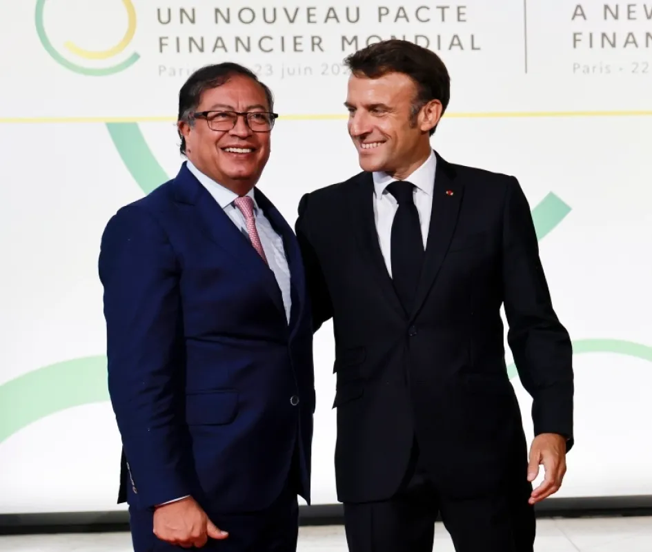 El presidente francés Emmanuel Macron (derecha) y el presidente colombiano Gustavo Petro posan para una fotografía cuando llegan al Palais Brogniart para la Cumbre del Nuevo Pacto Financiero Global en París, Francia. Foto | EFE | LA PATRIA El presidente francés Emmanuel Macron (derecha) y el presidente colombiano Gustavo Petro posan para una fotografía cuando llegan al Palais Brogniart para la Cumbre del Nuevo Pacto Financiero Global en París, Francia.