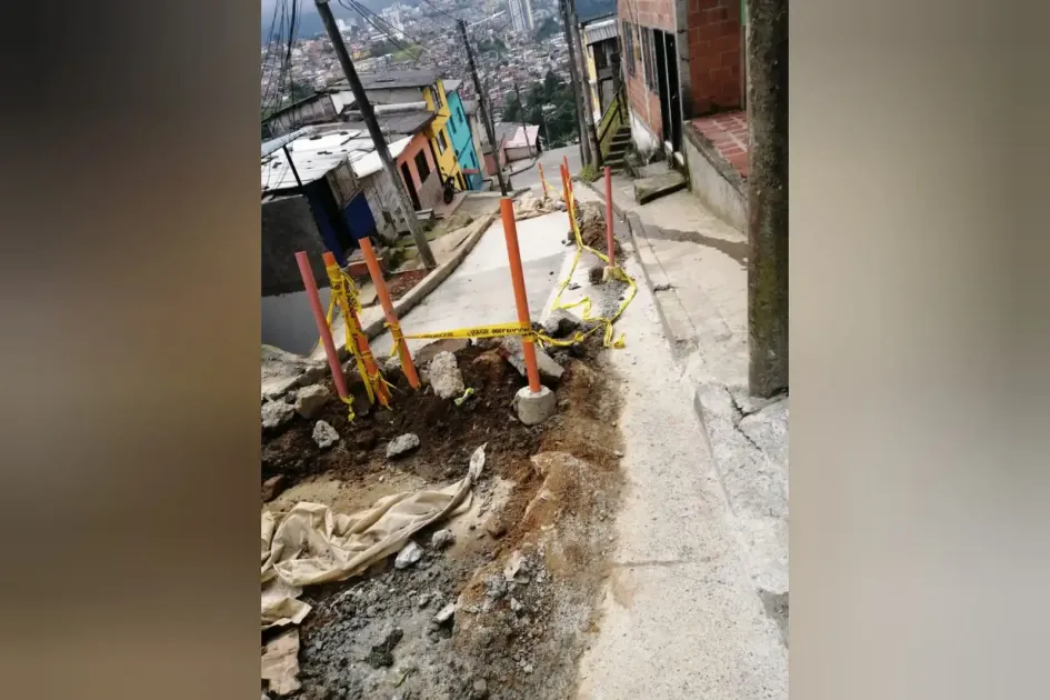 En el barrio El Carmen de manizales reparan luminarias y tapan huecos En el barrio El Carmen de manizales reparan luminarias y tapan huecos