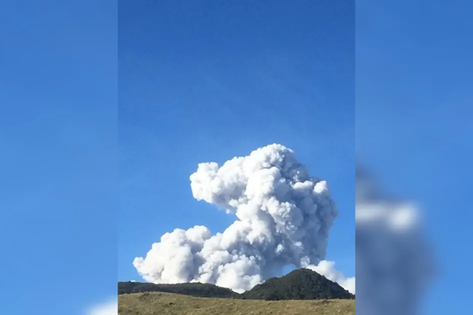 Así se vio la emisión de ceniza de este miércoles, a las 7:32 a.m. desde la vereda Frailes de Villamaría. Así se vio la emisión de ceniza de este miércoles, a las 7:32 a.m. desde la vereda Frailes de Villamaría.