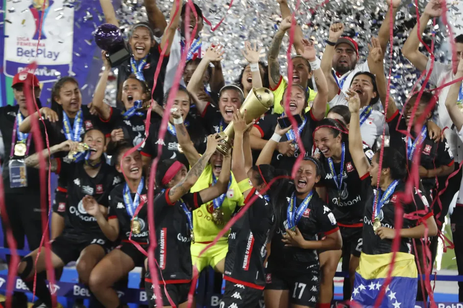 Jugadoras de Santa Fe celebran con el trofeo al ganar la final de la Liga Profesional femenina ante el América en el estadio Pascual Guerrero en Cali. Jugadoras de Santa Fe celebran con el trofeo al ganar la final de la Liga Profesional femenina ante el América en el estadio Pascual Guerrero en Cali.