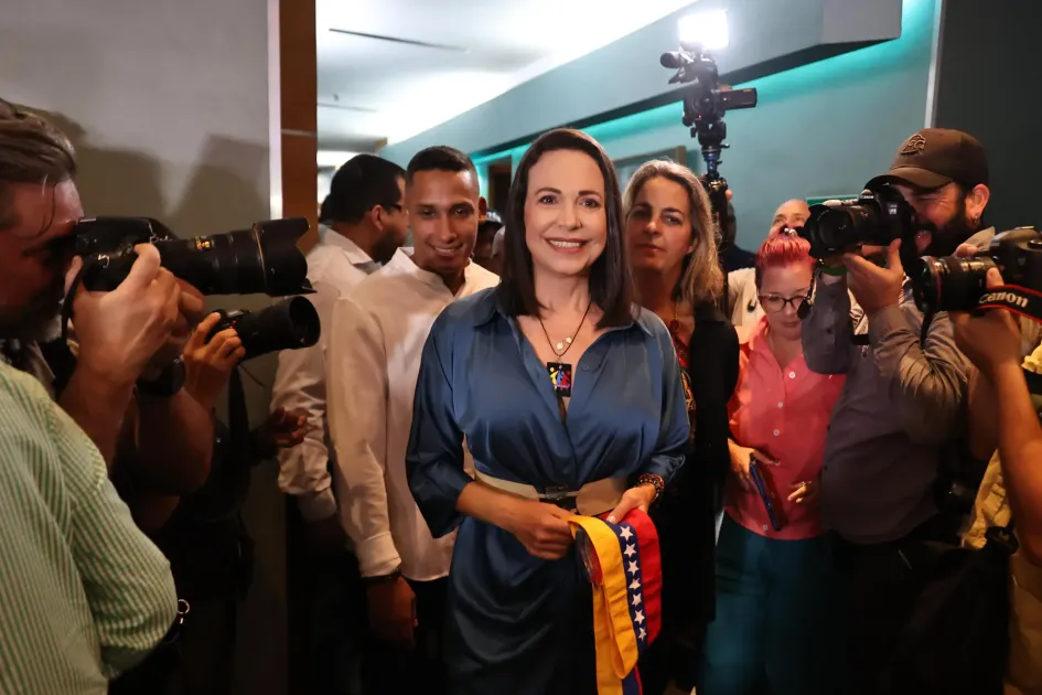 María Corina Machado, candidata de Vente Venezuela (VV) llegó para su inscripción pasado viernes el 23 de junio, como candidata a las primarias que se celebrarán el próximo 22 de octubre, en Caracas (Venezuela). La opositora de Venezuela María Corina Machado calificó de "inútil" la inhabilitación política por un período de 15 años que pesa sobre ella.