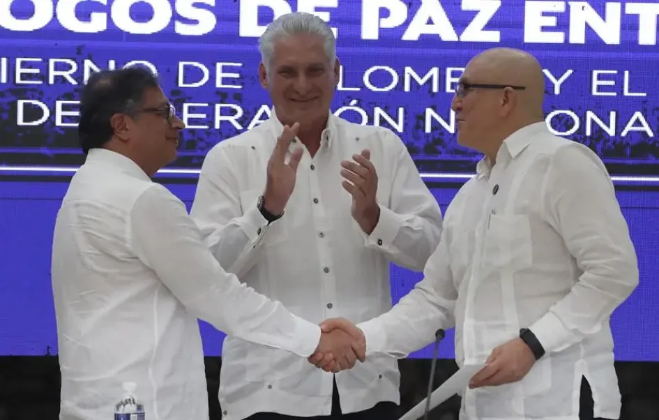 El presidente, Gustavo Petro (i), saluda a Antonio García El presidente, Gustavo Petro (i), saluda a Antonio García