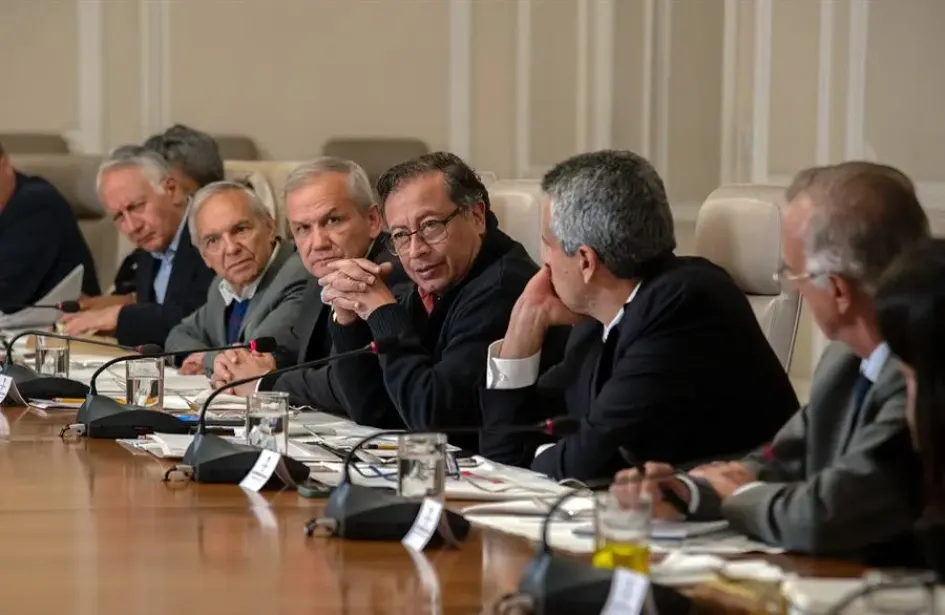Gustavo Petro en el Consejo de ministros. Gustavo Petro en el Consejo de ministros.
