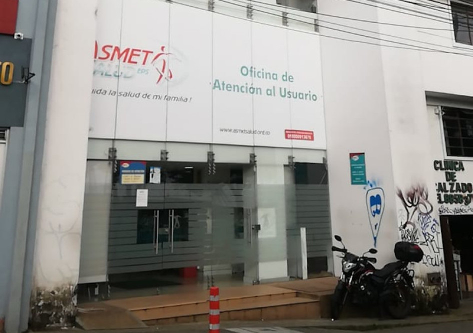 Esta es la oficina de servicio al cliente para los usuarios de Asmet Salud en Manizales y Caldas, encuéntrela en la llamada recta del coliseo. Hasta ella deberán acercarse los pacientes a gestionar sus tratamientos; mientras se esperan las decisiones con la Superintendencia Nacional de Salud (SNS). Esta es la oficina de servicio al cliente para los usuarios de Asmet Salud en Manizales y Caldas, encuéntrela en la llamada recta del coliseo. Hasta ella deberán acercarse los pacientes a gestionar sus tratamientos; mientras se esperan las decisiones con la Superintendencia Nacional de Salud (SNS).