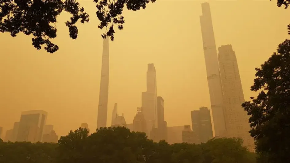 Contaminación del aire en Nueva York Humo resultante de los incendios forestales canadienses mientras envuelve ayer los edificios cercanos al famoso Central Park de Nueva York.