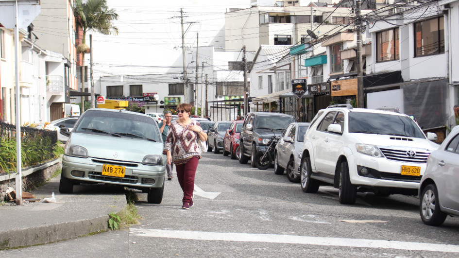 Foto | Luis Trejos | LA PATRIA Peatones y ciclistas se quejan, registran y reprochan que vehículos se estacionen en andenes, bulevares y ciclorrutas de Manizales. Según el reporte de varios ciudadanos, la situación de mal parqueo es un problema que crece a diario. Exigen atención y control a las autoridades. Foto | Luis Trejos | LA PATRIA Peatones y ciclistas se quejan, registran y reprochan que vehículos se estacionen en andenes, bulevares y ciclorrutas de Manizales. Según el reporte de varios ciudadanos, la situación de mal parqueo es un problema que crece a diario. Exigen atención y control a las autoridades.