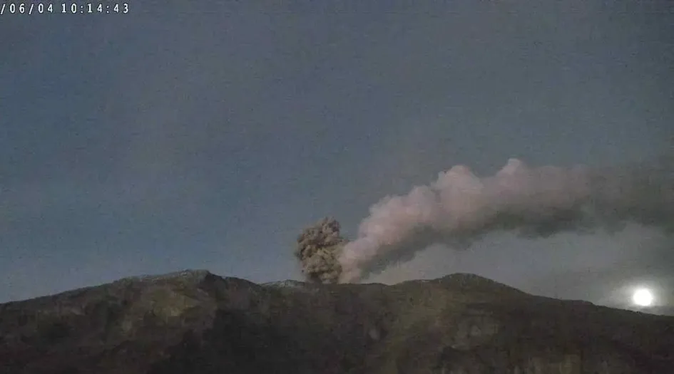 Emisión de ceniza este domingo vista desde la cámara en el sector del cerro Piraña y cañón del río Azufrado.