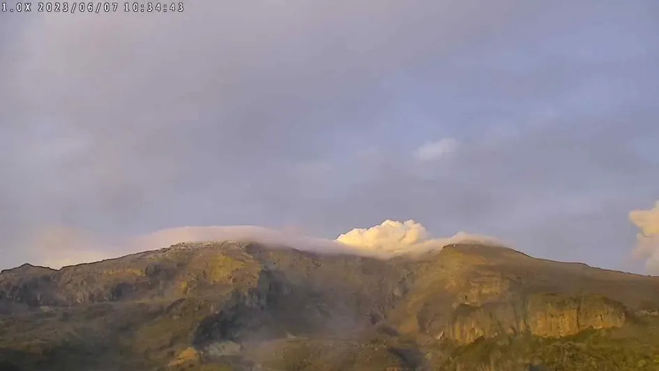 El volcán Nevado del Ruiz ayer visto desde el sector del cerro Piraña y el cañón del río Azufrado. El volcán Nevado del Ruiz ayer visto desde el sector del cerro Piraña y el cañón del río Azufrado.