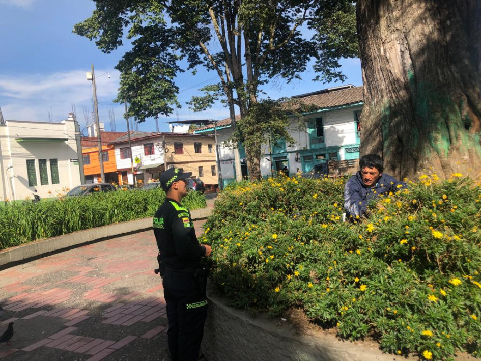 La comunidad del barrio denuncia exibicionismo e inseguridad en el parque y solicita control. Allí, según el testimonio de la ciudadanía, habitantes de calle permutan, tienen relaciones sexuales y lo utilizan como baño público o sitio para consumo. Agentes de la Policía lo visitan a diario para realizar control. La comunidad del barrio denuncia exibicionismo e inseguridad en el parque y solicita control. Allí, según el testimonio de la ciudadanía, habitantes de calle permutan, tienen relaciones sexuales y lo utilizan como baño público o sitio para consumo. Agentes de la Policía lo visitan a diario para realizar control.