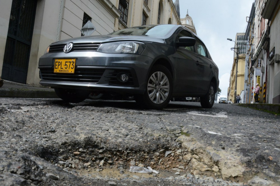 En la carrera 21 entre calles 22 y 23 del Centro de la ciudad, la comunidad se queja del deterioro de la malla vía. Lo mismo sucede en otros sectores, en donde se registran unos 30 huecos. La ciudadanía exige el reparo definitivo y duradero de las calles. En la carrera 21 entre calles 22 y 23 del Centro de la ciudad, la comunidad se queja del deterioro de la malla vía. Lo mismo sucede en otros sectores, en donde se registran unos 30 huecos. La ciudadanía exige el reparo definitivo y duradero de las calles.