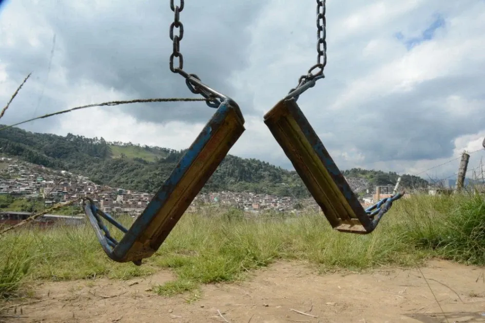 En cinco barrios de Manizales, la ciudadanía denuncia el deterioro de los parques infantiles. En algunos, la comunidad invierte recursos propios. En todos, los dolientes solicitan atención y reparo de la Alcaldía. Es el caso de Bosques del Norte, en donde el único sitio de juegos tiene los columpios en mal estado que impide su uso. En cinco barrios de Manizales, la ciudadanía denuncia el deterioro de los parques infantiles. En algunos, la comunidad invierte recursos propios. En todos, los dolientes solicitan atención y reparo de la Alcaldía. Es el caso de Bosques del Norte, en donde el único sitio de juegos tiene los columpios en mal estado que impide su uso.