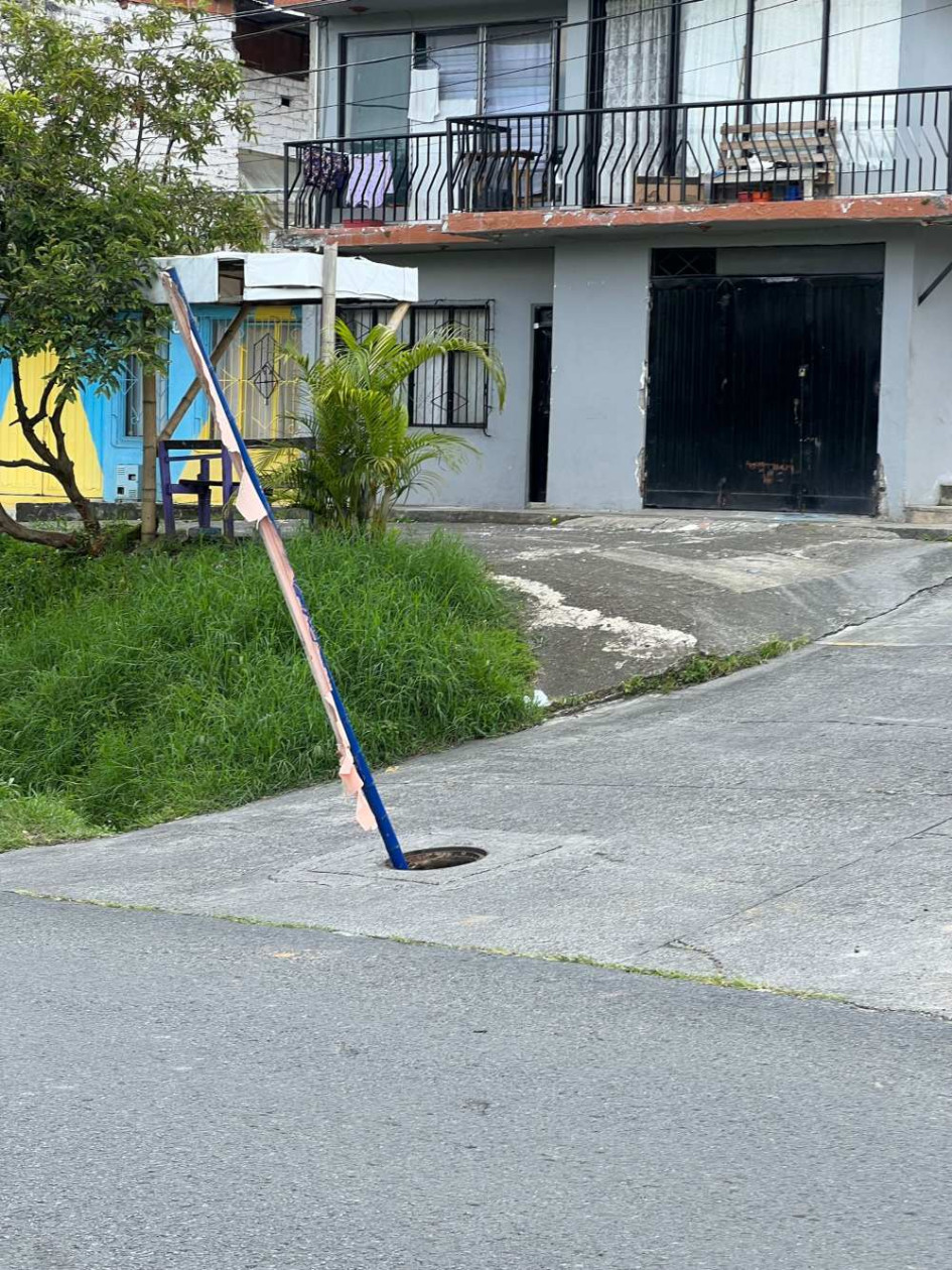 A lo lejos se distingue el palo de madera que la comunidad dispuso por la falta de tapa en recámara para evitar accidentes. A lo lejos se distingue el palo de madera que la comunidad dispuso por la falta de tapa en recámara para evitar accidentes.