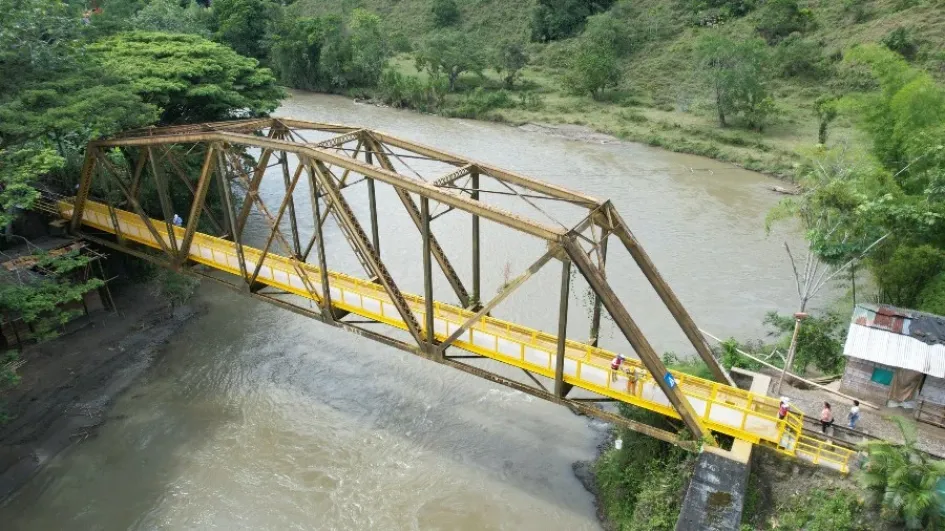 El puente férreo peatonal sobre el río La Vieja. El puente férreo peatonal sobre el río La Vieja.