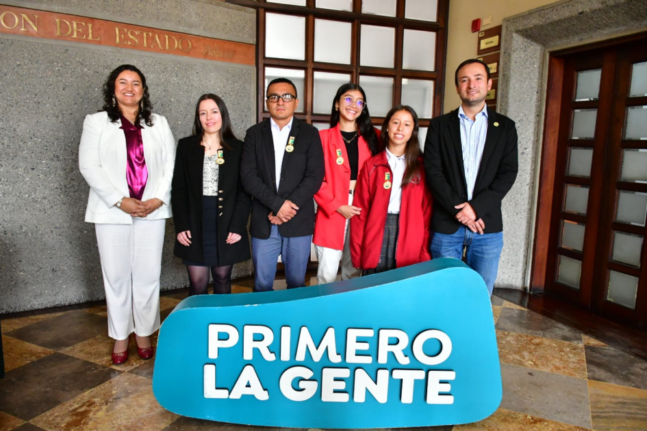 Los acompañan, Diana María Cardona, secretaria de Educación de Caldas, y José William Ruiz, secretario privado del Gobernador Luis Carlos Velásquez. Los acompañan, Diana María Cardona, secretaria de Educación de Caldas, y José William Ruiz, secretario privado del Gobernador Luis Carlos Velásquez.