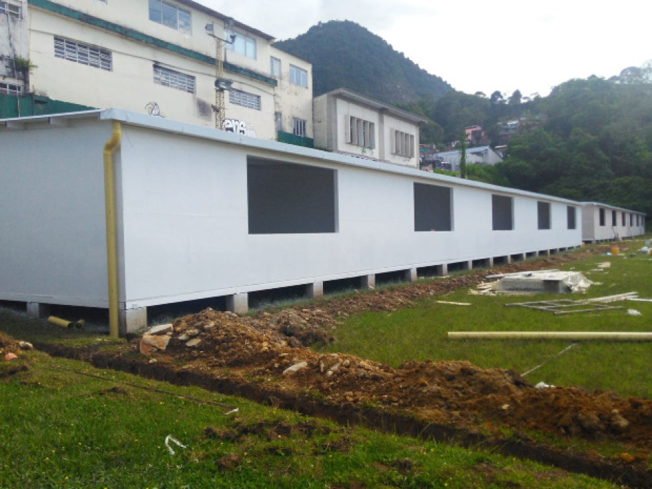 En la cancha de la Institución Nacional Fundadores construyen las aulas temporales para estudiantes de la Normal de Riosucio. Desde hace unos seis años los estudiantes pasan por la incomodidad de recibir clases en espacios por fuera de la sede. En la cancha de la Institución Nacional Fundadores construyen las aulas temporales para estudiantes de la Normal de Riosucio. Desde hace unos seis años los estudiantes pasan por la incomodidad de recibir clases en espacios por fuera de la sede.