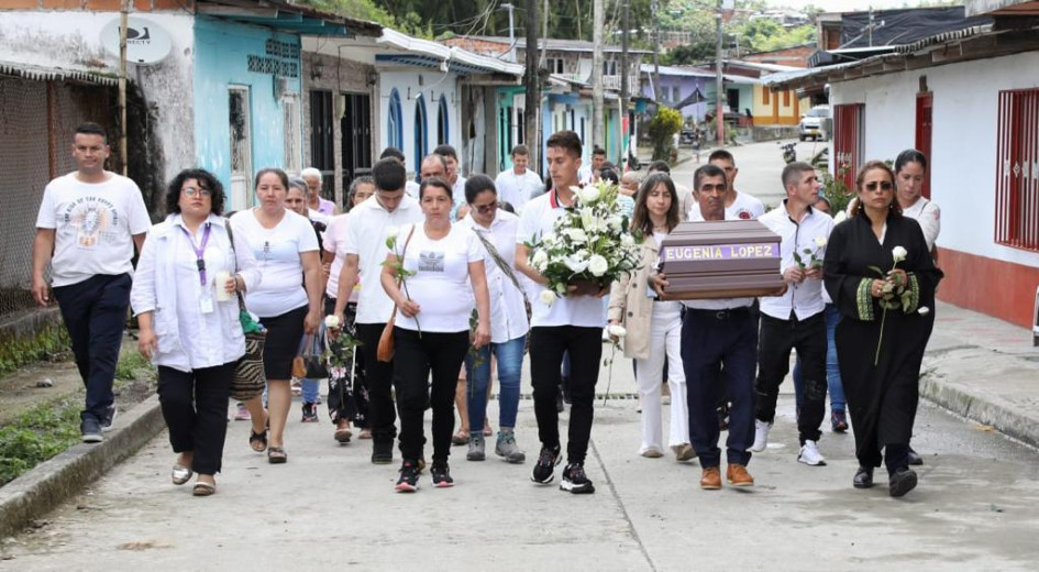 Tras una labor de acompañamiento psicosocial a las víctimas, se realizó la inhumación de María Eugenia López Marín. Tras una labor de acompañamiento psicosocial a las víctimas, se realizó la inhumación de María Eugenia López Marín.