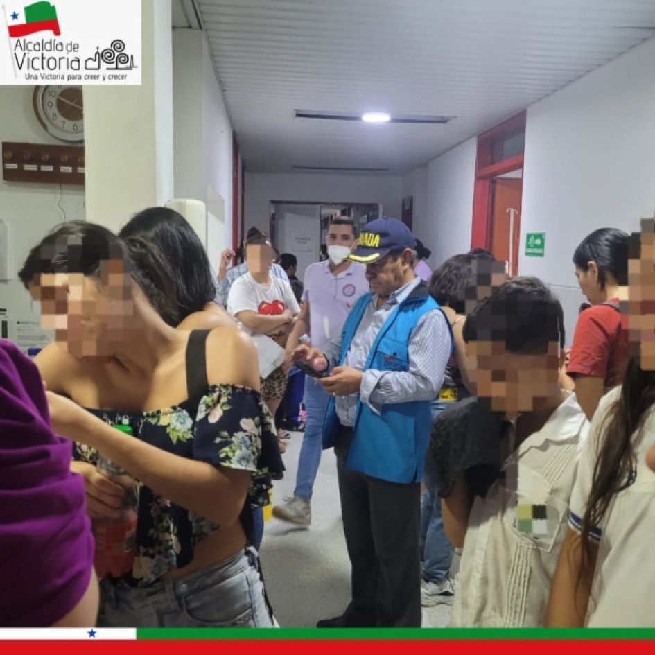 El Hospital de Norcasia dispuso su personal para atender a los 102 alumnos de la Institución Educativa Isaza, ante la alerta por intoxicación. El alcalde de Victoria, Elkin Echeverri, acompañó a la comunidad educativa durante la emergencia. El Hospital de Norcasia dispuso su personal para atender a los 102 alumnos de la Institución Educativa Isaza, ante la alerta por intoxicación. El alcalde de Victoria, Elkin Echeverri, acompañó a la comunidad educativa durante la emergencia.