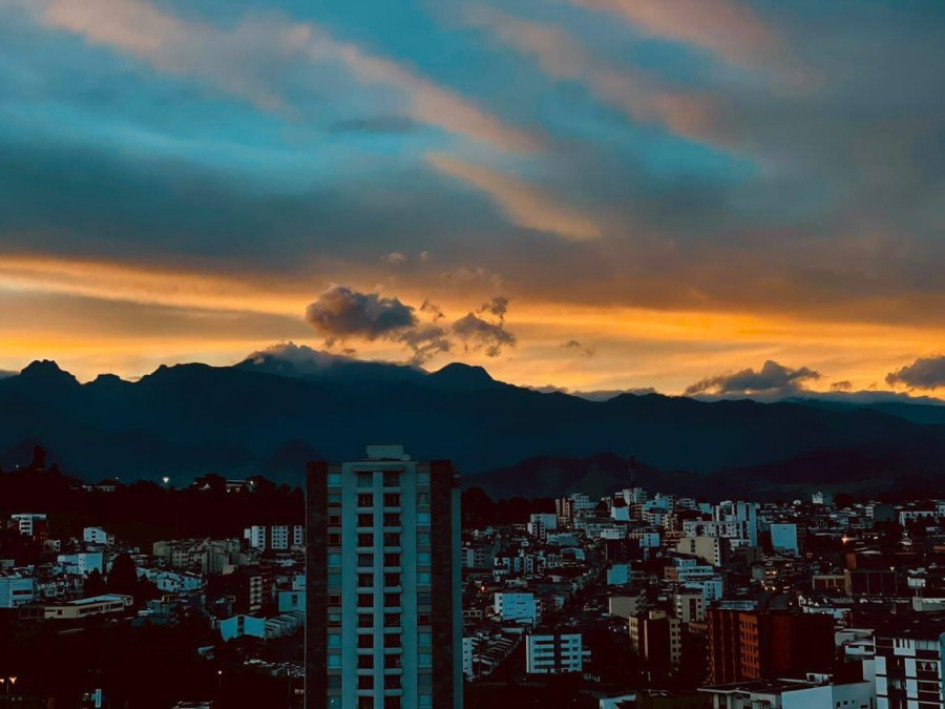 El volcán Nevado del Ruiz visto este miércoles al amanecer desde Manizales. El volcán Nevado del Ruiz visto este miércoles al amanecer desde Manizales.