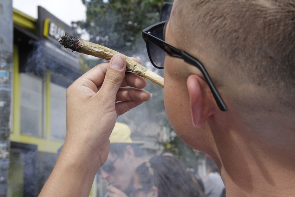 De acuerdo con una encuesta del DANE del 2020, el 8,3% de colombianos ha consumido marihuana alguna vez. De acuerdo con una encuesta del DANE del 2020, el 8,3% de colombianos ha consumido marihuana alguna vez.