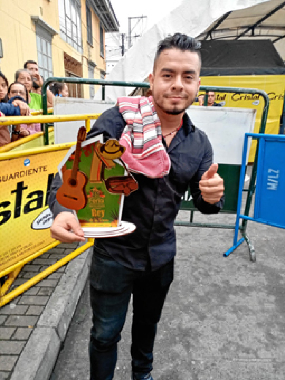 Víctor Alfonso Carmona, 'Ventarrón', es el nuevo Rey del Festival Nacional de la Trova, de Villamaría. La final fue el domingo en la tarima del Parque de Bolívar. Víctor Alfonso Carmona, 'Ventarrón', es el nuevo Rey del Festival Nacional de la Trova, de Villamaría. La final fue el domingo en la tarima del Parque de Bolívar.
