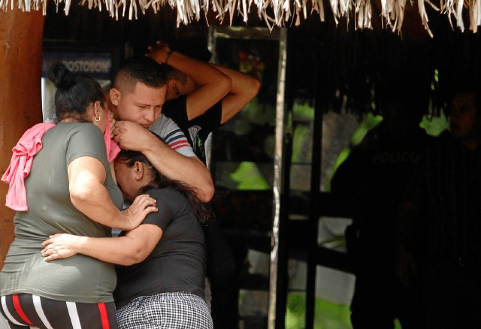 Familiares de los agentes Jerson David Cuevas Pineda y Renson García Castro arribaron al sitio donde sus seres queridos fueron baleados. Familiares de los agentes Jerson David Cuevas Pineda y Renson García Castro arribaron al sitio donde sus seres queridos fueron baleados.