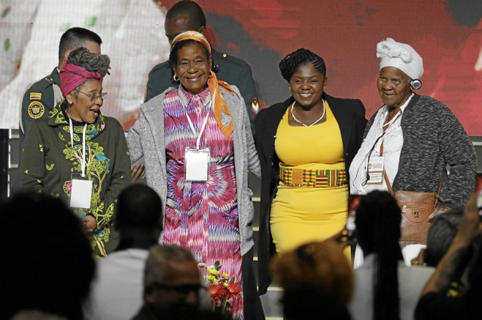 La vicepresidenta de la República, Francia Márquez (tercera de izquierda a derecha), posa junto a las lideresas Zully Murillo (primera), Ana Granja (segunda) y Concepción Hernández, durante el Encuentro internacional de mujeres afrodescendientes. La vicepresidenta de la República, Francia Márquez (tercera de izquierda a derecha), posa junto a las lideresas Zully Murillo (primera), Ana Granja (segunda) y Concepción Hernández, durante el Encuentro internacional de mujeres afrodescendientes.