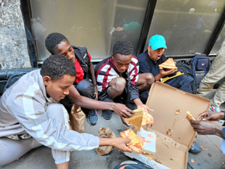 Foto | EFE | LA PATRIA Inmigrantes de Venezuela, Colombia, Nicaragua, Ecuador, Senegal, Mauritania y Chad pernoctaban ayer frente al hotel Roosevelt de Nueva York (EE.UU.) reconvertido en albergue a la espera de ser ubicados en ese refugio. Foto | EFE | LA PATRIA Inmigrantes de Venezuela, Colombia, Nicaragua, Ecuador, Senegal, Mauritania y Chad pernoctaban ayer frente al hotel Roosevelt de Nueva York (EE.UU.) reconvertido en albergue a la espera de ser ubicados en ese refugio.