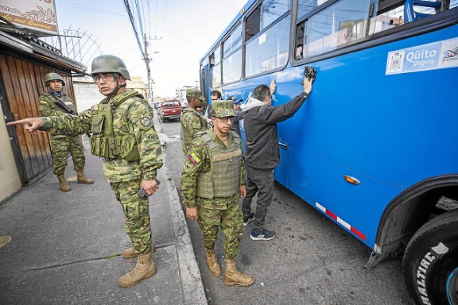 Militares ecuatorianos realizan control de armas y estupefacientes. Militares ecuatorianos realizan control de armas y estupefacientes.