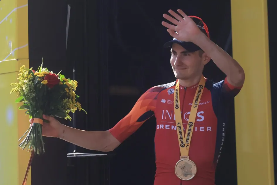 El ciclista español Carlos Rodríguez del equipo INEOS Grenadiers celebra en el podio después de ganar la etapa 14 del Tour de Francia 2023, una carrera de 152 km desde Annemasse hasta Morzine les Portes du Soleil. El ciclista español Carlos Rodríguez del equipo INEOS Grenadiers celebra en el podio después de ganar la etapa 14 del Tour de Francia 2023, una carrera de 152 km desde Annemasse hasta Morzine les Portes du Soleil.