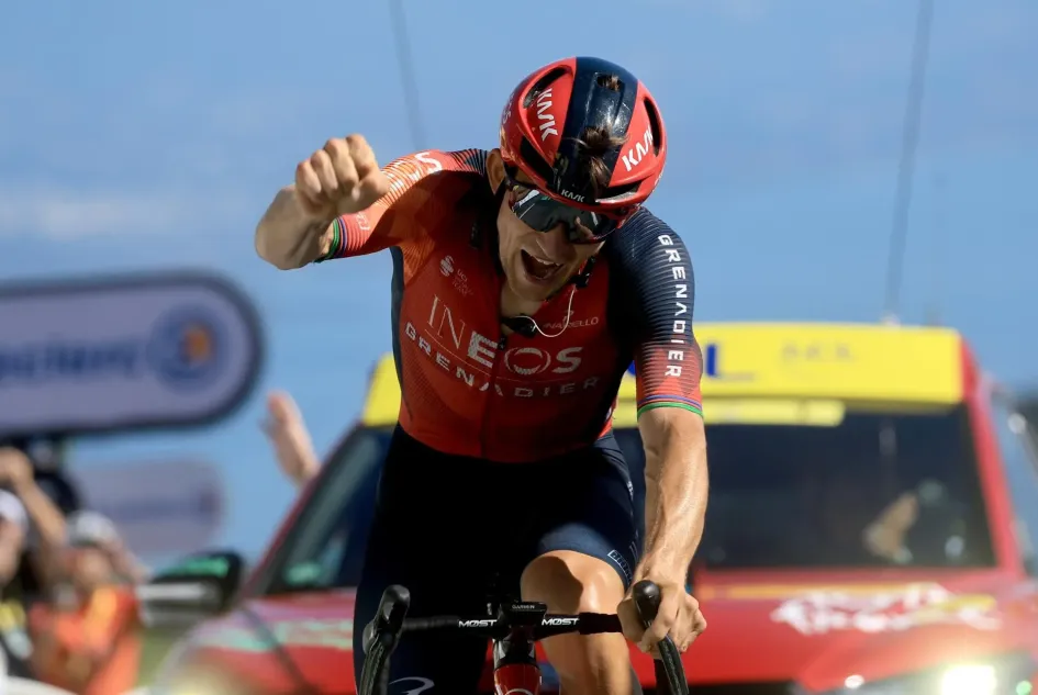 El ciclista polaco Michal Kwiatkowski del equipo INEOS Grenadiers celebra al ganar la 13.ª etapa del Tour de Francia 2023, una carrera de 138 km desde Chatillon-Sur-Charlaronne hasta el Grand Colombier. El ciclista polaco Michal Kwiatkowski del equipo INEOS Grenadiers celebra al ganar la 13.ª etapa del Tour de Francia 2023, una carrera de 138 km desde Chatillon-Sur-Charlaronne hasta el Grand Colombier.