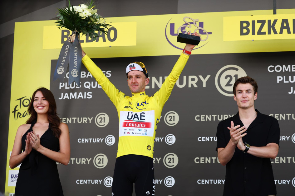El pedalista británico Adam Yates (UAE Emirates) venció a su hermano Simon (Jayco) en la primera etapa de esta grande ciclística, disputada en el País Vasco (España). El pedalista británico Adam Yates (UAE Emirates) venció a su hermano Simon (Jayco) en la primera etapa de esta grande ciclística, disputada en el País Vasco (España).