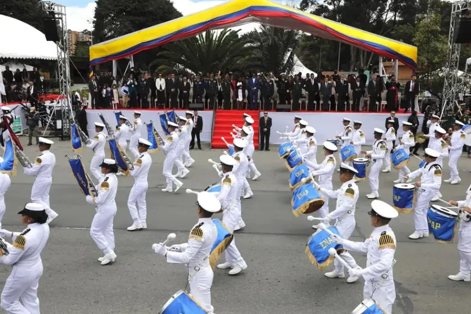 Militares desfilan durante los actos de conmemoración de los 213 años de la Independencia de Colombia, hoy en Bogotá. El país celebra los 213 años de su independencia, proclamada en 1810. Militares desfilan durante los actos de conmemoración de los 213 años de la Independencia de Colombia, hoy en Bogotá. El país celebra los 213 años de su independencia, proclamada en 1810.