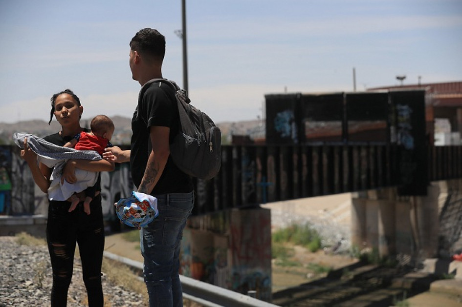 A diario caminan unos 5 kilómetros a lo largo del Bravo, hasta el puente internacional Paso del Norte y el cruce internacional ferroviario en busca de un hueco para cruzar. A diario caminan unos 5 kilómetros a lo largo del Bravo, hasta el puente internacional Paso del Norte y el cruce internacional ferroviario en busca de un hueco para cruzar.