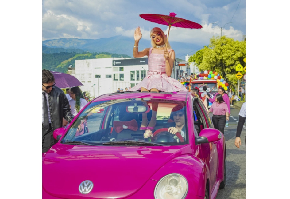 La Bonny durante el Carnaval de Colores por la vida. Barbiecore