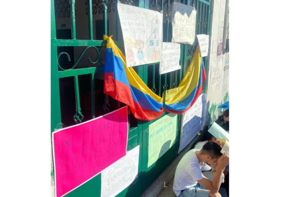 Padres protestaron en la entrada del colegio San Pablo, de Victoria, con el objetivo de exigir un docente permanente para los estudiantes del preescolar 01. Padres protestaron en la entrada del colegio San Pablo, de Victoria, con el objetivo de exigir un docente permanente para los estudiantes del preescolar 01.
