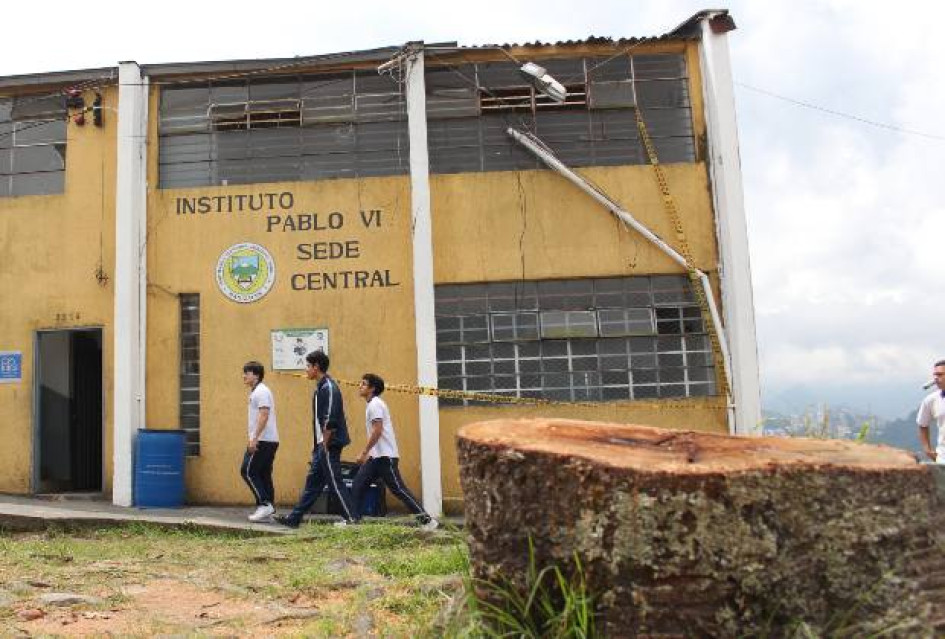 La comunidad educativa del colegio Pablo VI, en el barrio El Bosque de Manizales, indica que el colapso de un árbol perjudicó la infraestructura del centro educativo. La comunidad educativa del colegio Pablo VI, en el barrio El Bosque de Manizales, indica que el colapso de un árbol perjudicó la infraestructura del centro educativo.